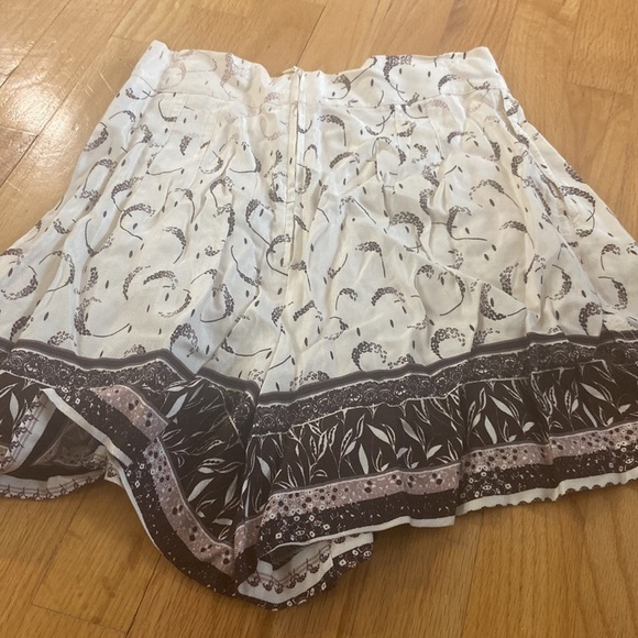Women’s H&M shorts. Ivory and brown.  Size 2 - Picture 3 of 7